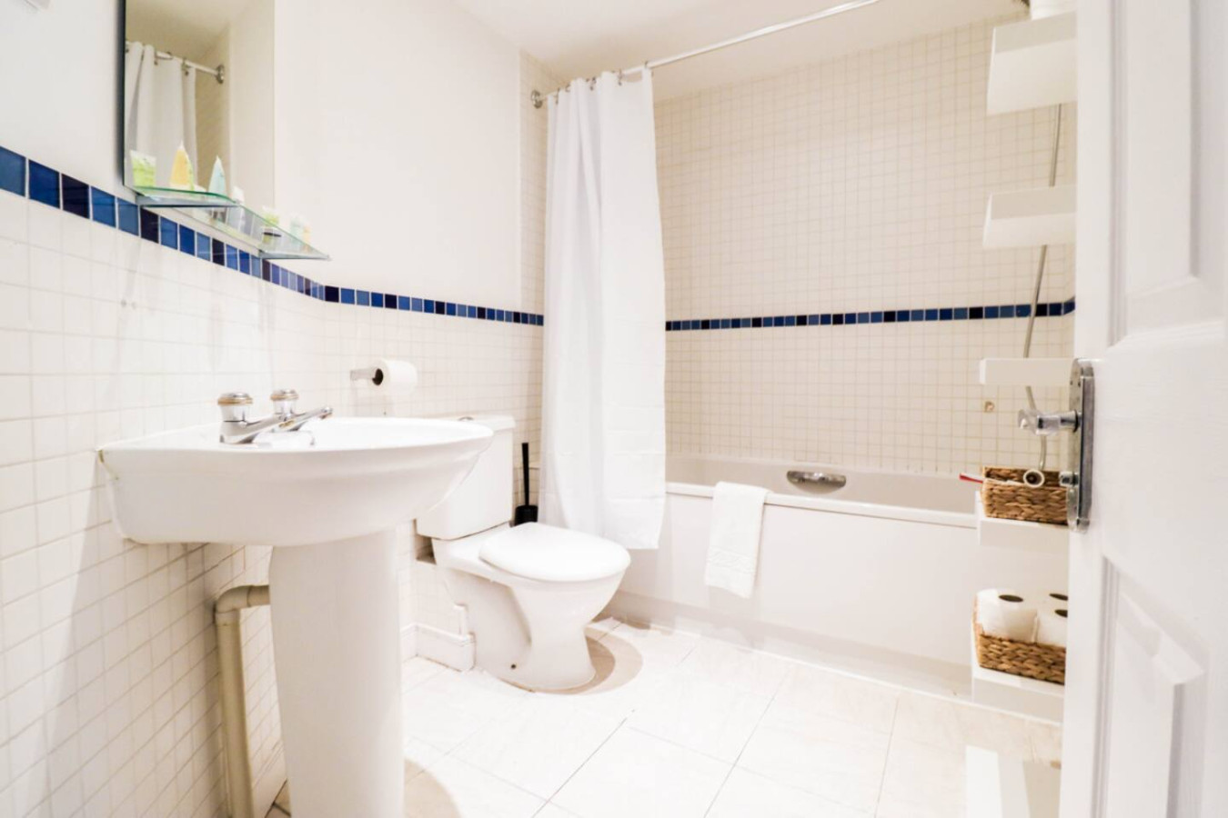 Family-Friendly 3BR Home by the Thames with FREE Parking in 1 Broadwater Rd, London SE28 0AZ, UK - Property image 12 - VivreStays