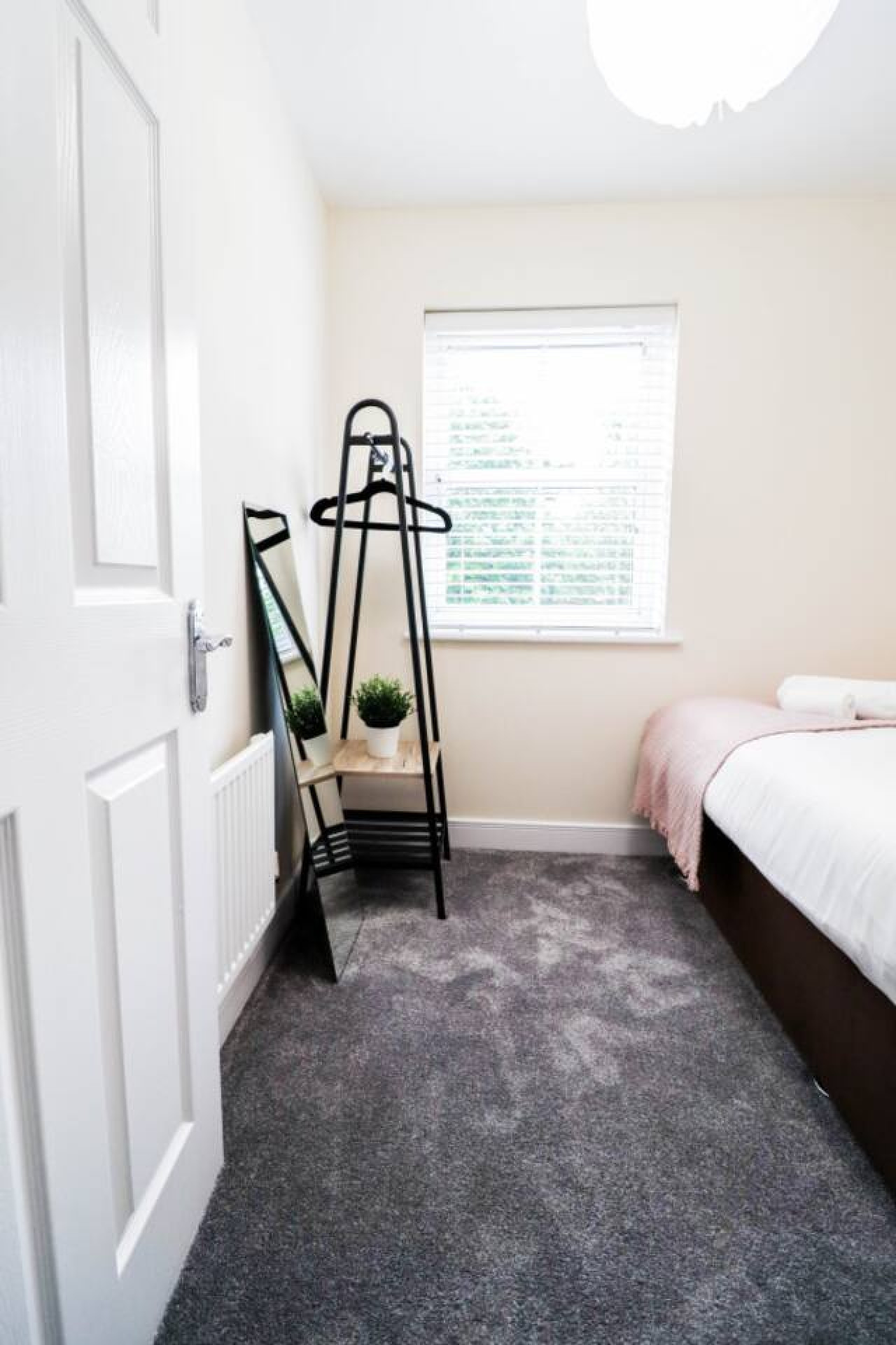 Family-Friendly 3BR Home by the Thames with FREE Parking in 1 Broadwater Rd, London SE28 0AZ, UK - Property image 35 - VivreStays
