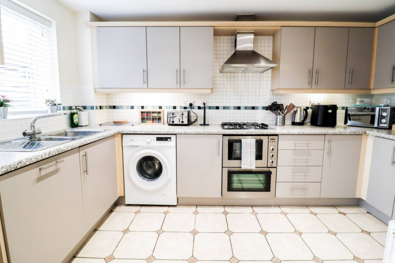 Family-Friendly 3BR Home by the Thames with FREE Parking in 1 Broadwater Rd, London SE28 0AZ, UK - Property image 2 - VivreStays