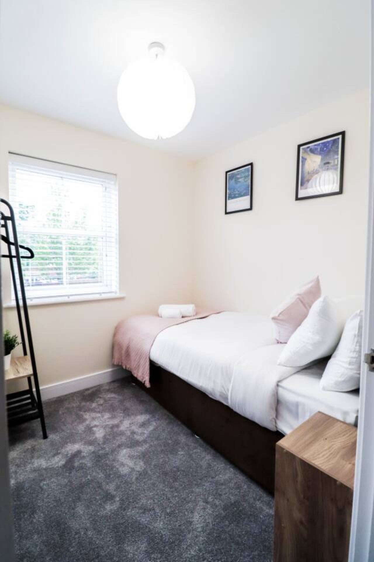 Family-Friendly 3BR Home by the Thames with FREE Parking in 1 Broadwater Rd, London SE28 0AZ, UK - Property image 19 - VivreStays