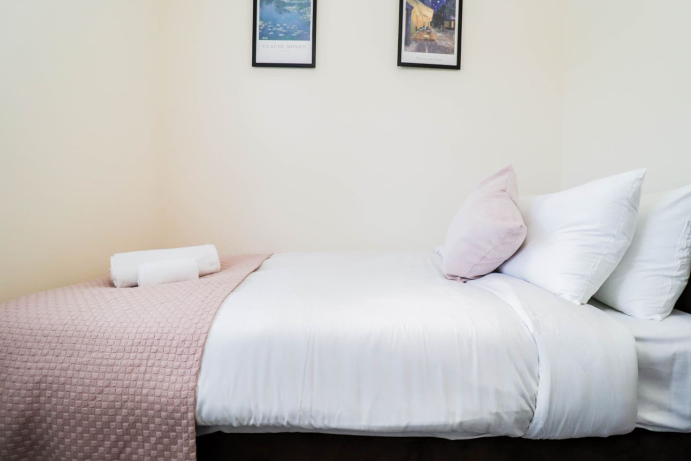 Family-Friendly 3BR Home by the Thames with FREE Parking in 1 Broadwater Rd, London SE28 0AZ, UK - Property image 20 - VivreStays