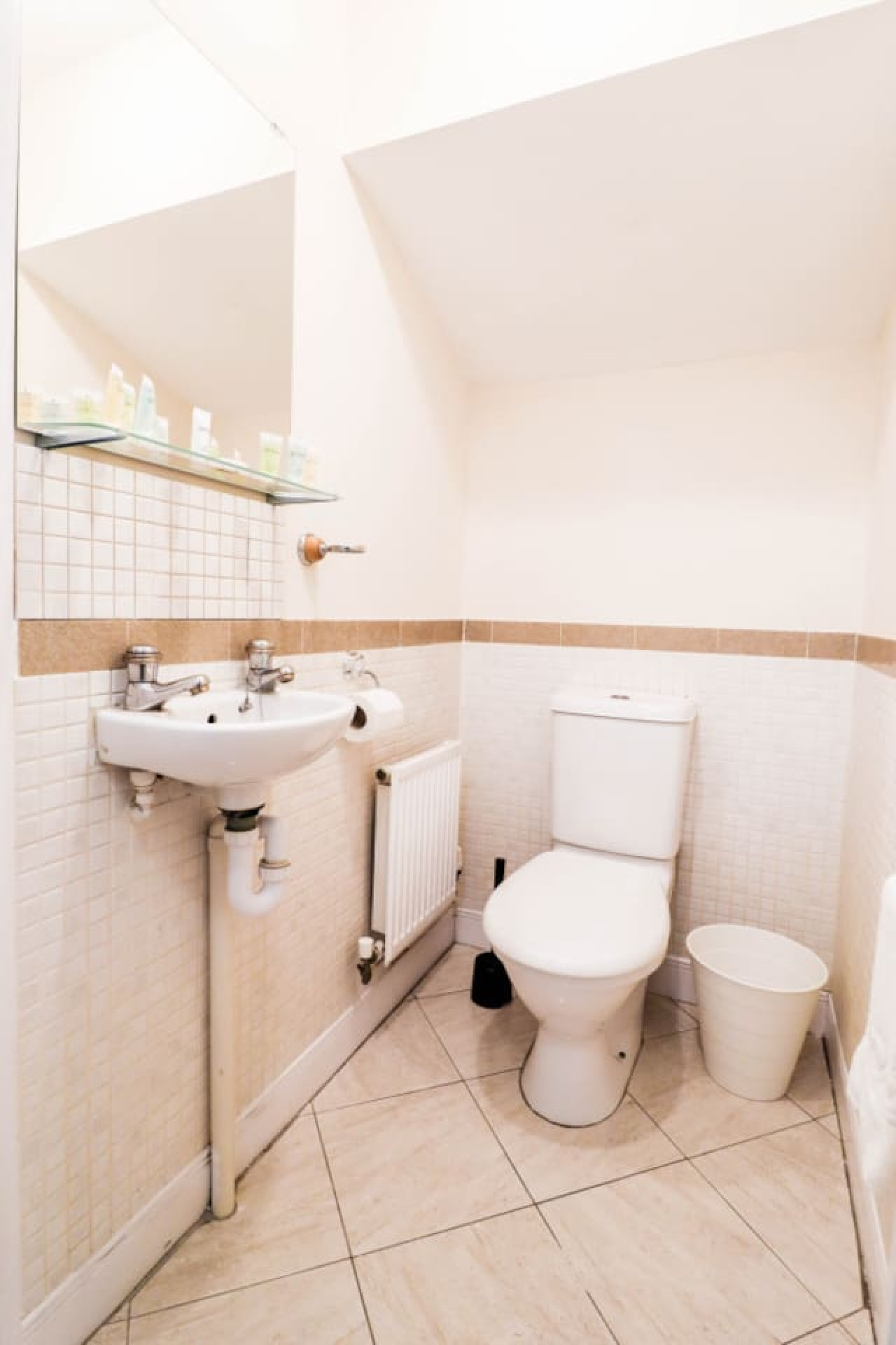 Family-Friendly 3BR Home by the Thames with FREE Parking in 1 Broadwater Rd, London SE28 0AZ, UK - Property image 22 - VivreStays