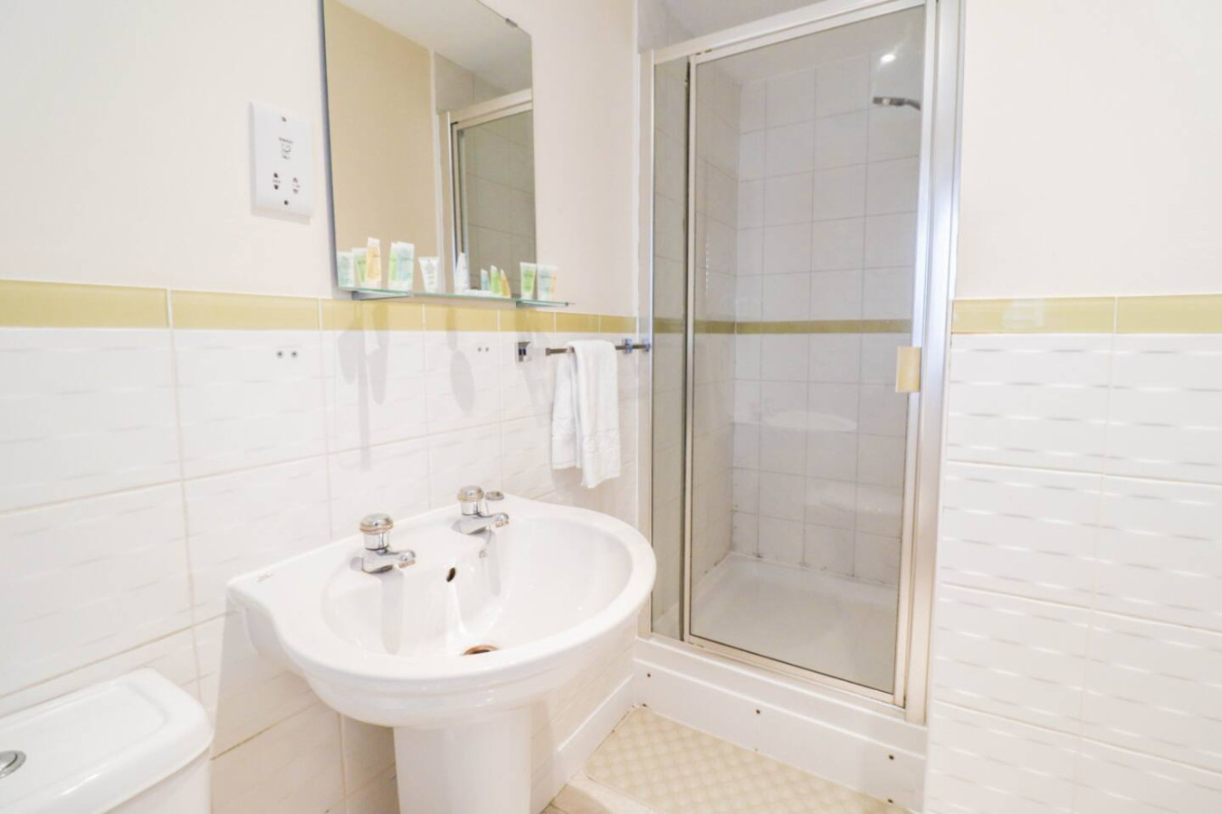 Family-Friendly 3BR Home by the Thames with FREE Parking in 1 Broadwater Rd, London SE28 0AZ, UK - Property image 13 - VivreStays