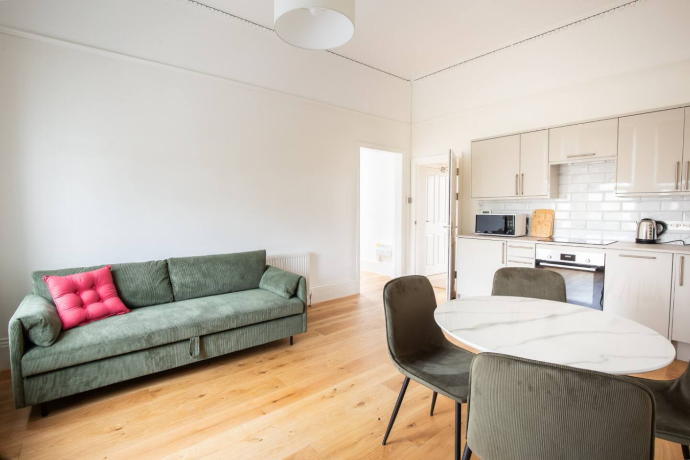 Charming 2BR Sanctuary St Leonards on Sea - Flat 4 in 4, 56 Church Rd, Hastings, St Leonards, Saint Leonards-on-sea TN37 6HJ, UK - Property image 3 - VivreStays