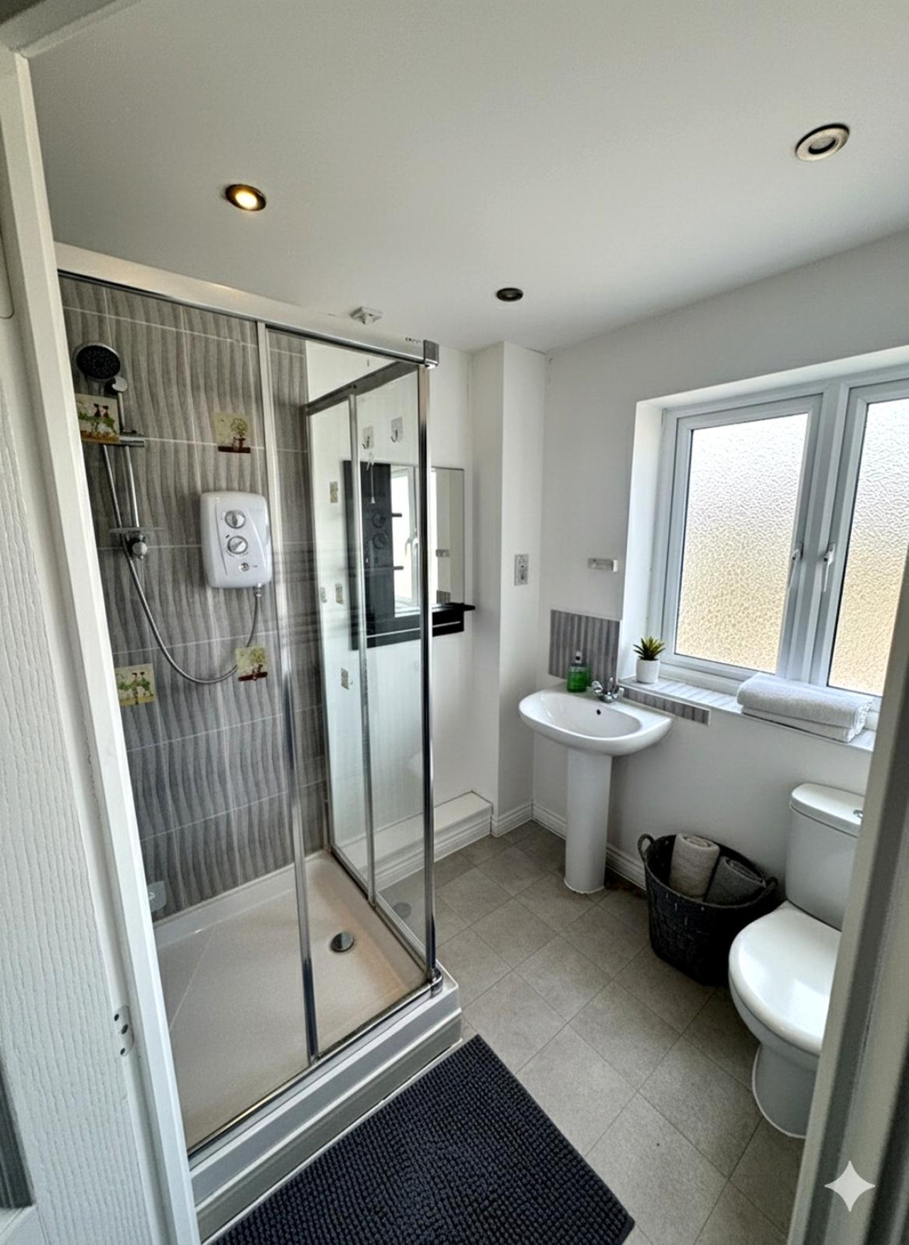 Colchester Retreat: 4BR 2BATH Ample Street Parking in 35Kensington Road, England, United Kingdom, CO2 7FF - Property image 5 - VivreStays