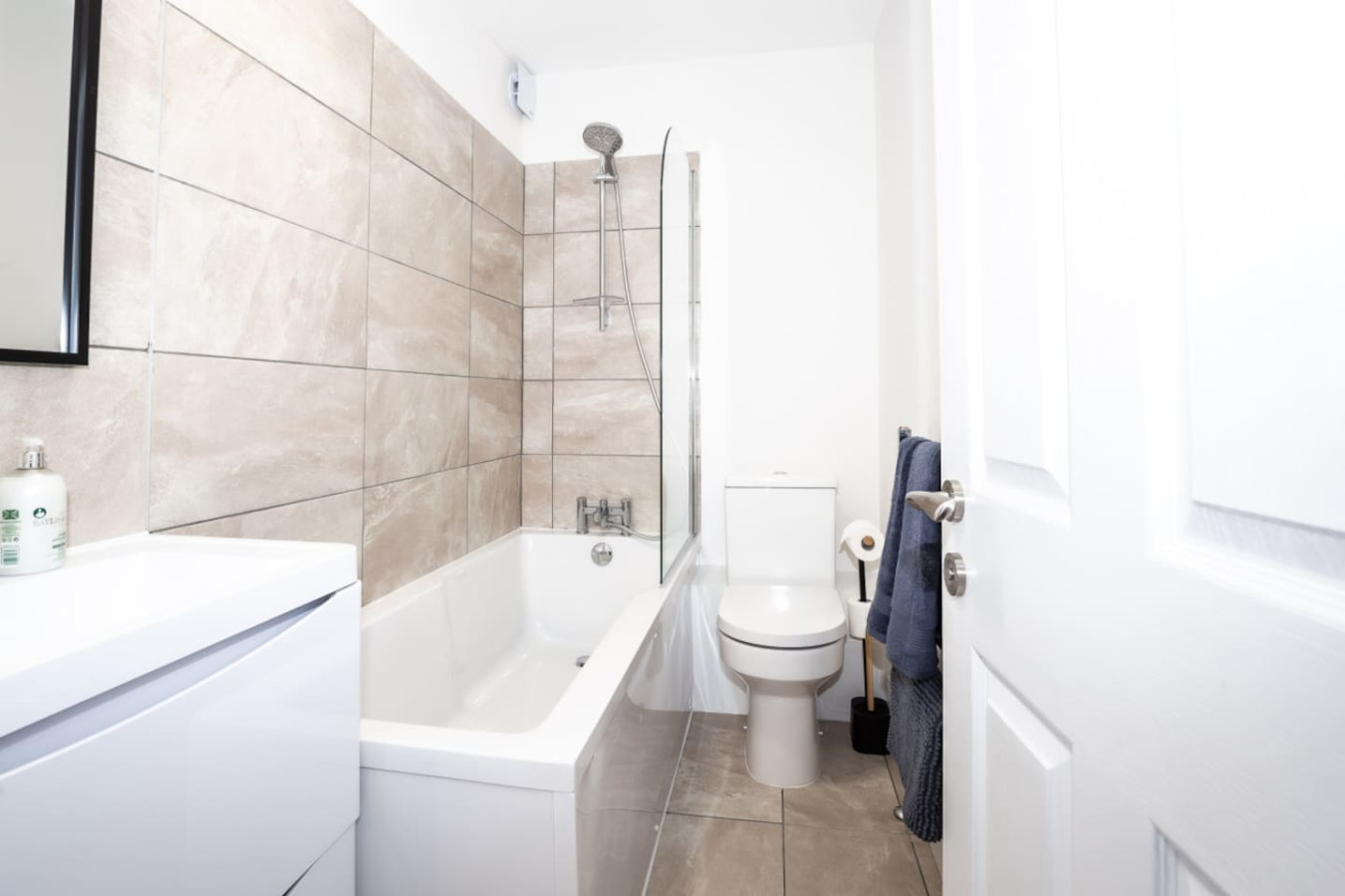 Coastal Charm 1BR Flat near the Sea Street Parking in flat 6, 56 Church Rd, Hastings, St Leonards, Saint Leonards-on-sea TN37 6HJ, UK - Property image 7 - VivreStays