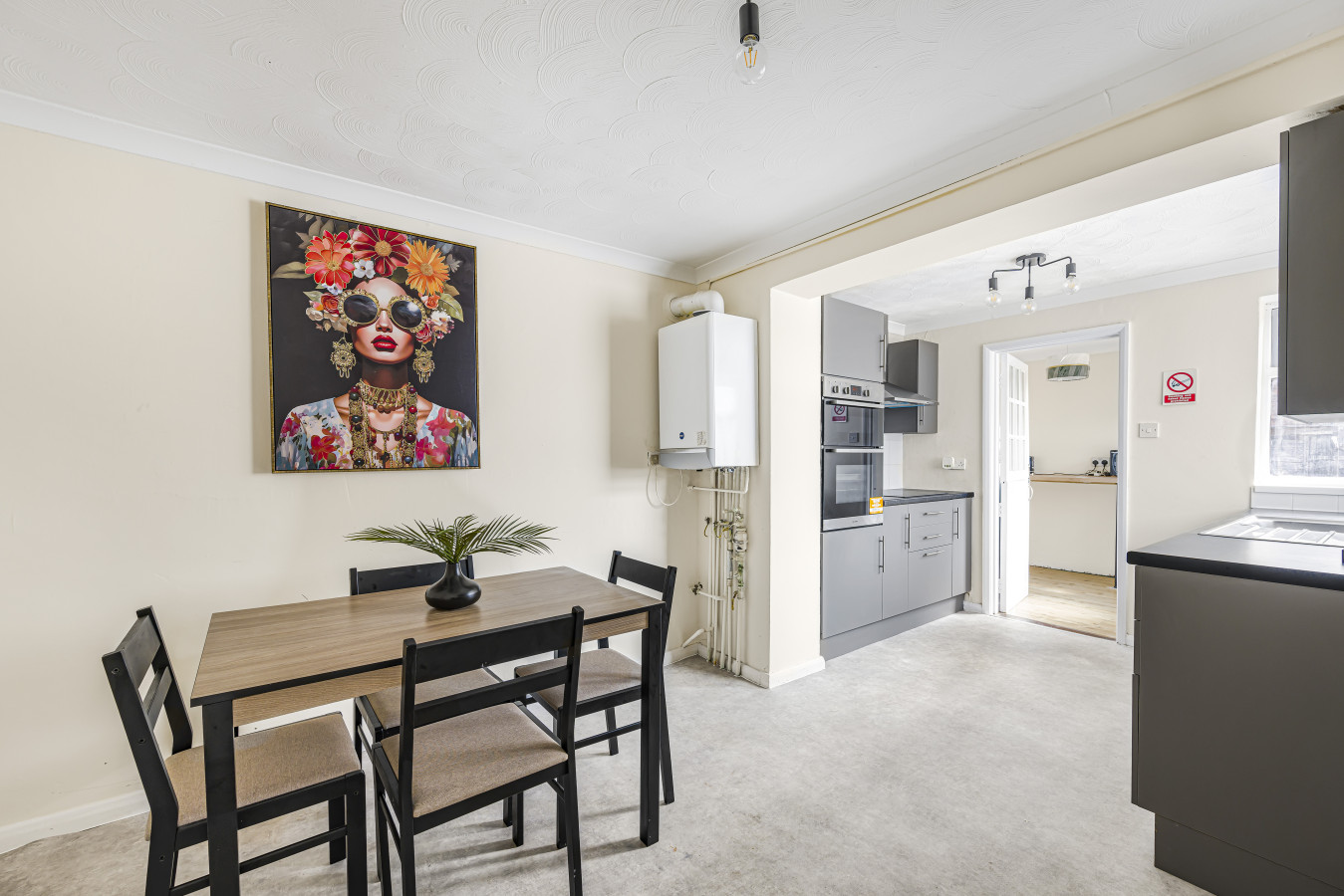 The Ipswich Snug Spacious 3BR Retreat FREE Parking in 59 Defoe Rd, Ipswich IP1 6SN, UK - Property image 9 - VivreStays
