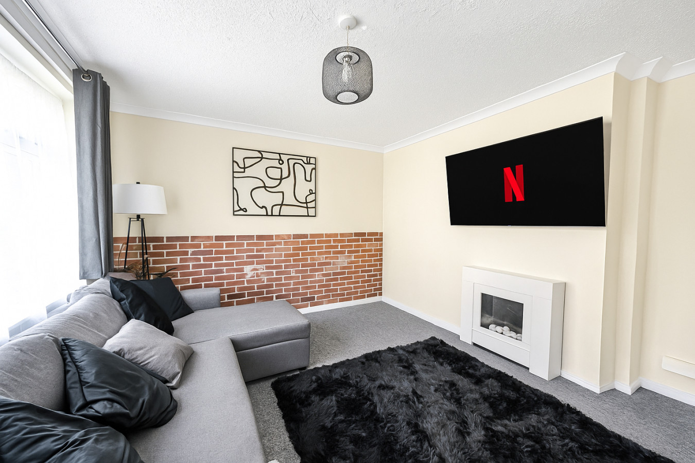 The Ipswich Snug Spacious 3BR Retreat FREE Parking in 59 Defoe Rd, Ipswich IP1 6SN, UK - Property image 3 - VivreStays