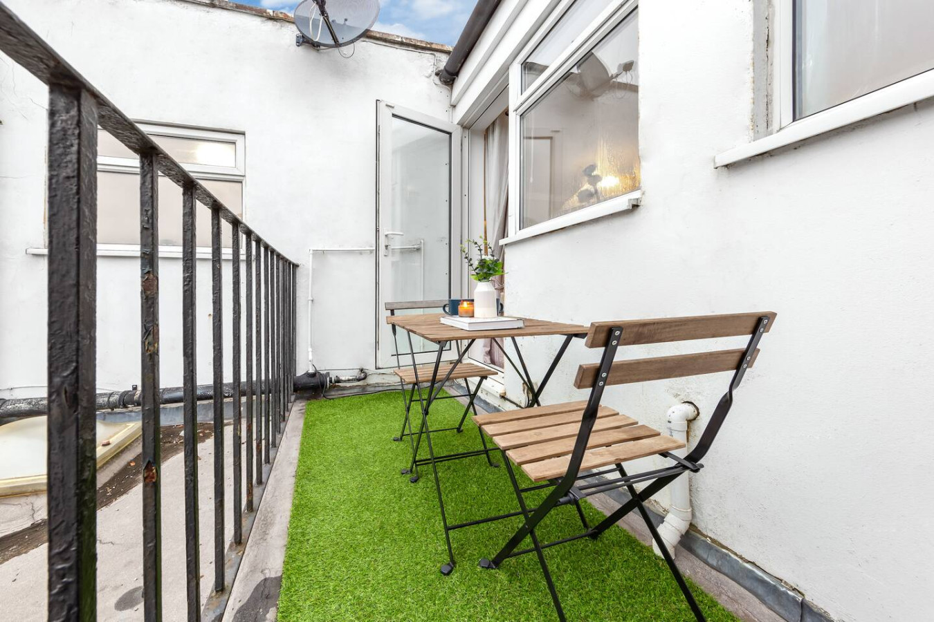 Powder Mill Retreat - 2BR Modern Flat for 4 in 225a Powder Mill Ln, Twickenham TW2 6EH, UK - Property image 27 - VivreStays