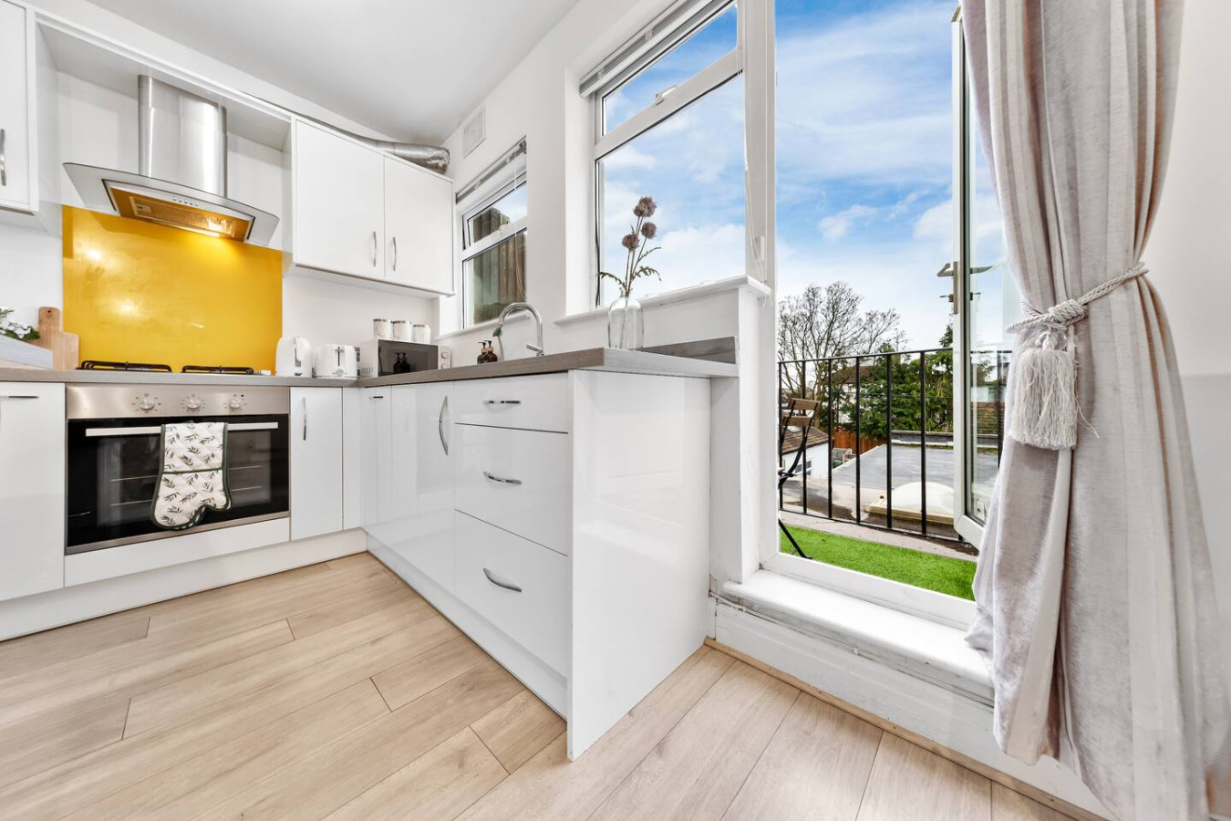 Powder Mill Retreat - 2BR Modern Flat for 4 in 225a Powder Mill Ln, Twickenham TW2 6EH, UK - Property image 21 - VivreStays