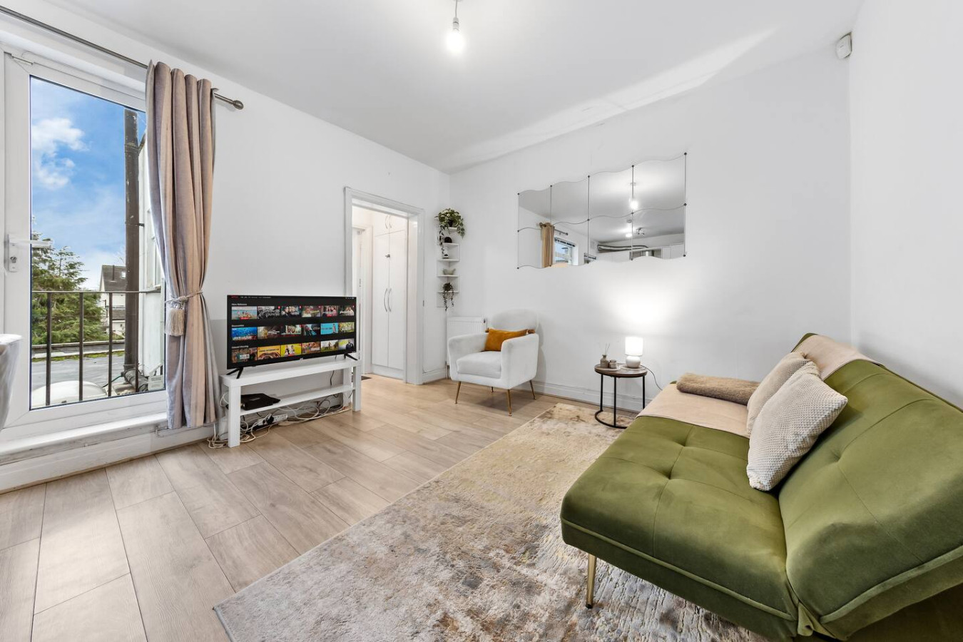 Powder Mill Retreat - 2BR Modern Flat for 4 in 225a Powder Mill Ln, Twickenham TW2 6EH, UK - Property image 14 - VivreStays
