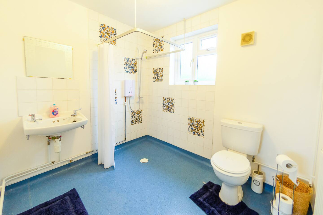 4 Bed - 2 Baths 1 Walk in Shower Lots of Parking in 23 Rands Way, Ipswich IP3 9HG, UK - Property image 8 - VivreStays
