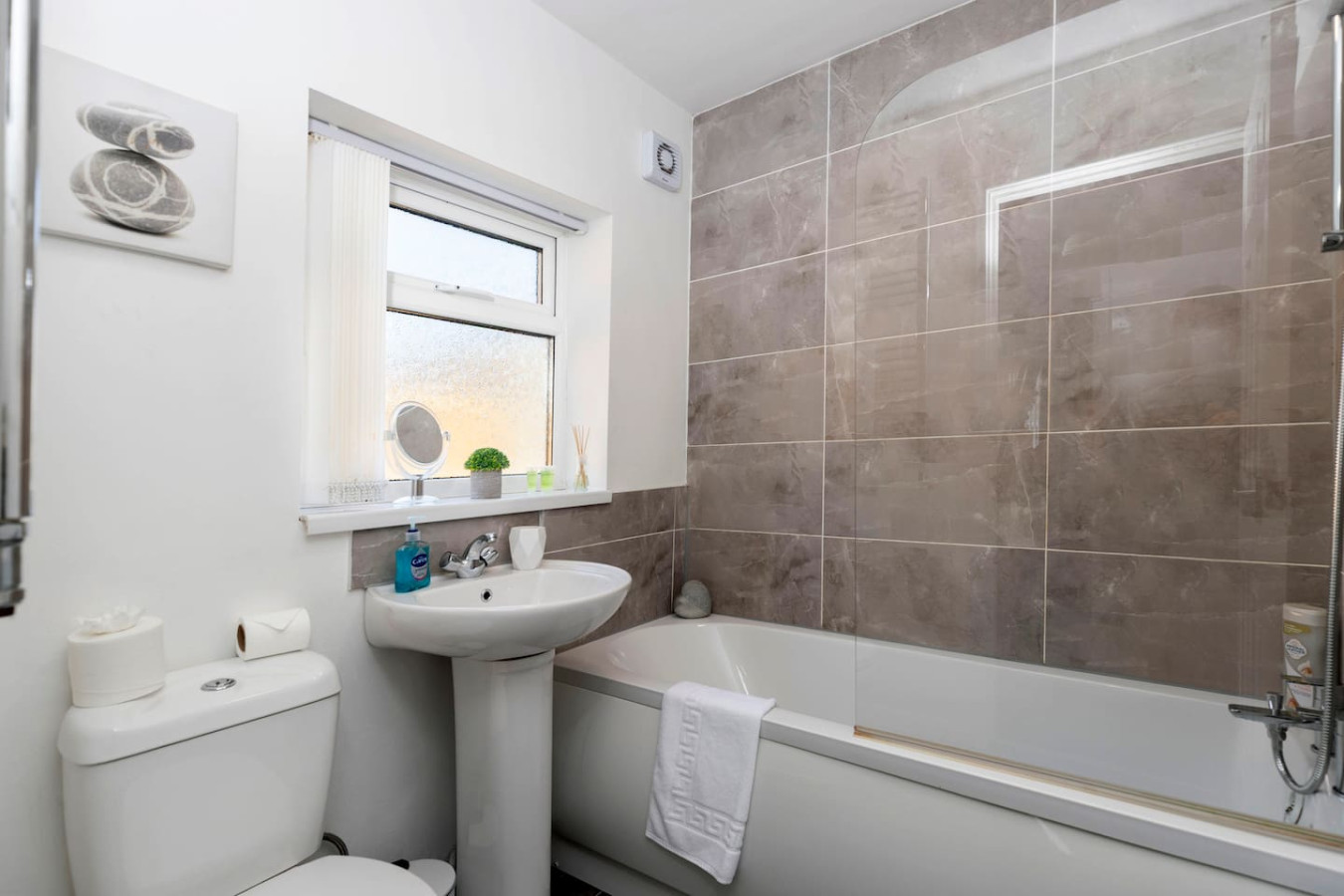 The Maple Haven – Spacious 3BR w/FREE Parking in 10 Maple St, Jarrow NE32 5JE, UK - Property image 14 - VivreStays