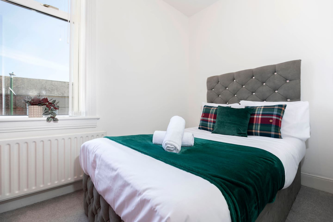 The Maple Haven – Spacious 3BR w/FREE Parking in 10 Maple St, Jarrow NE32 5JE, UK - Property image 4 - VivreStays