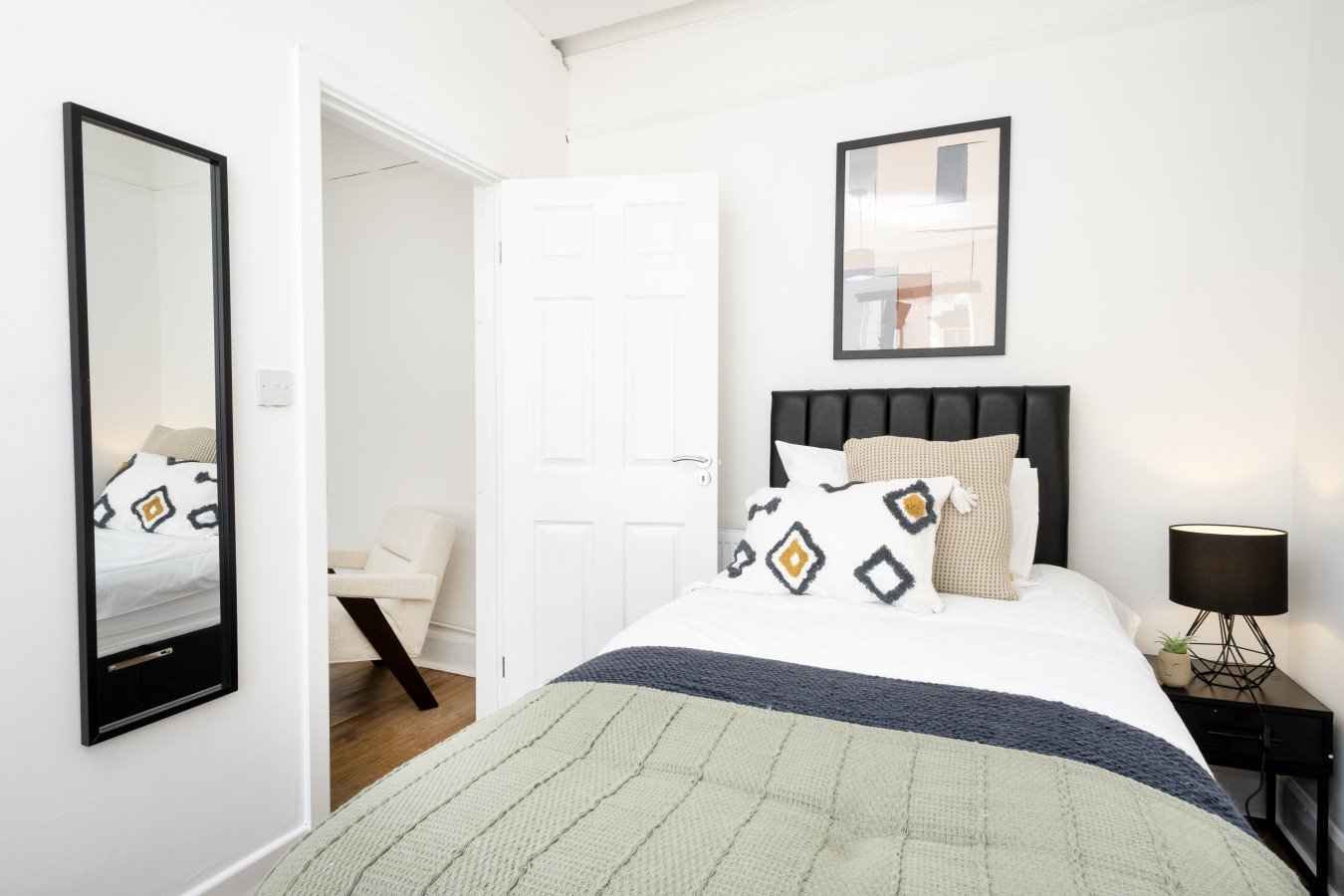 Gloucester Street Nest - 3BR Flat for 7 Guests in 21 Gloucester Street - Property image 4 - VivreStays