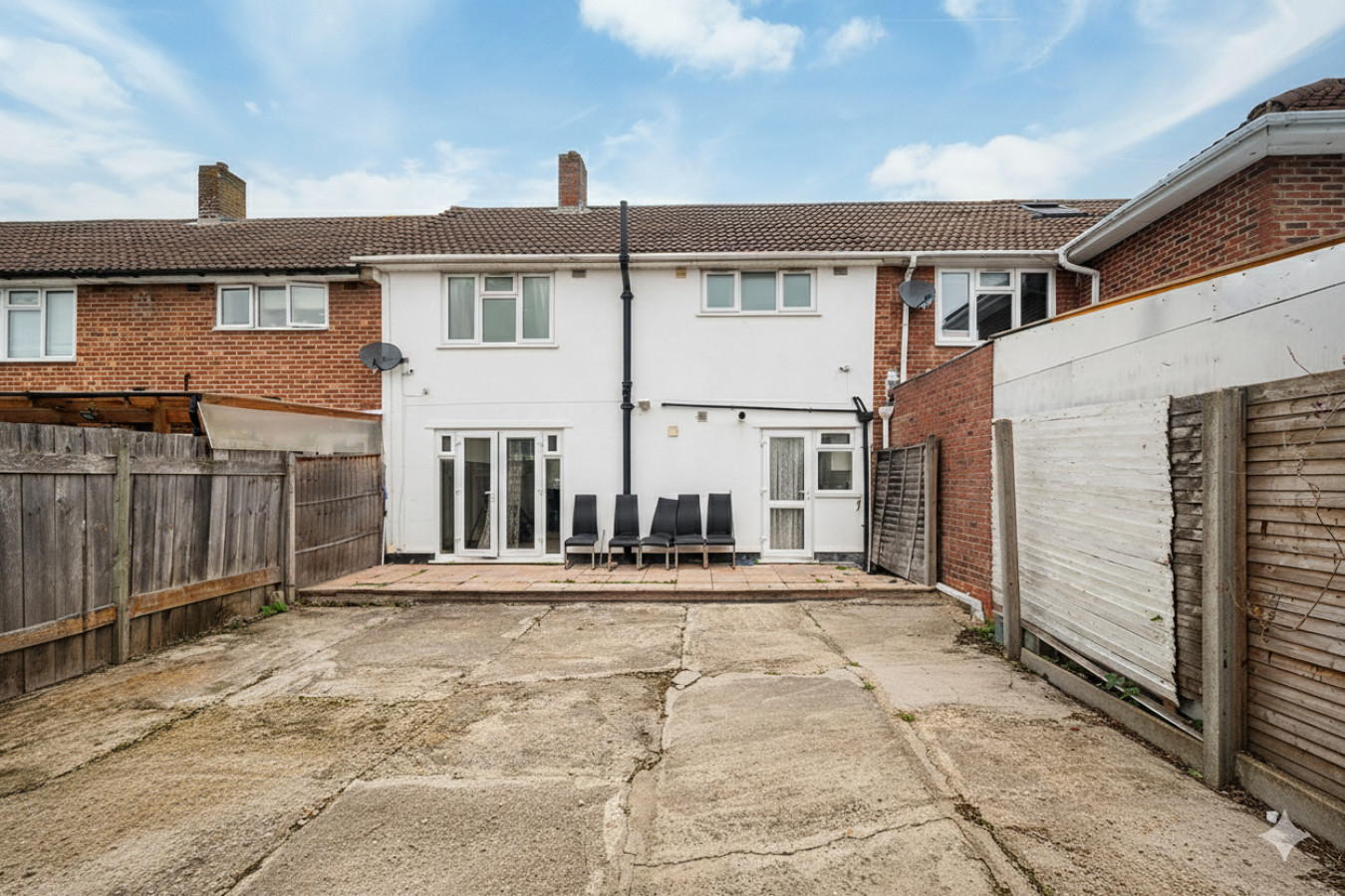 Family-Friendly 3-Bed Haven in Northolt w/Parking in 3 Vanbrough Cres, Northolt UB5 5JL, UK - Property image 11 - VivreStays