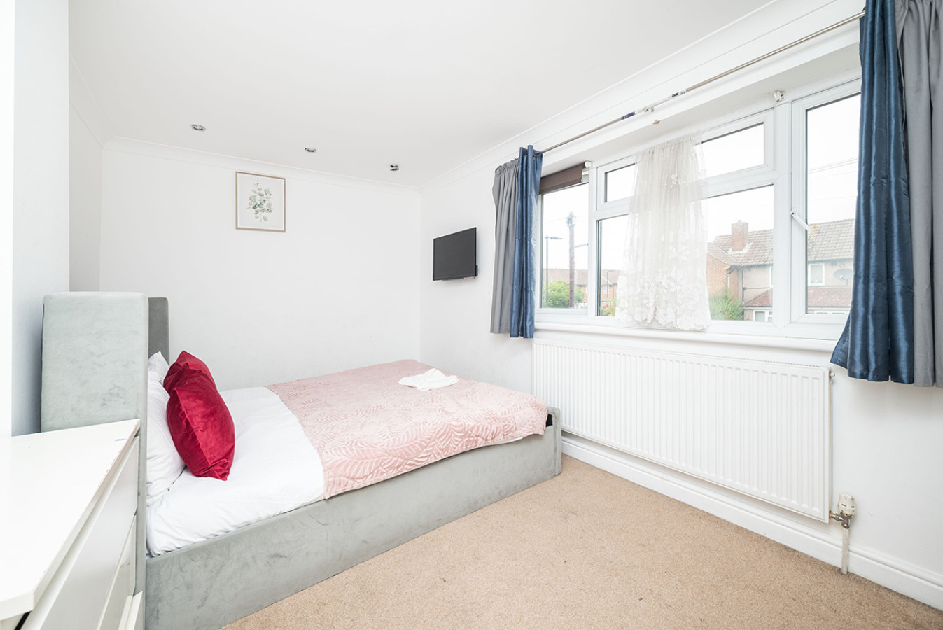 Family-Friendly 3-Bed Haven in Northolt w/Parking in 3 Vanbrough Cres, Northolt UB5 5JL, UK - Property image 14 - VivreStays