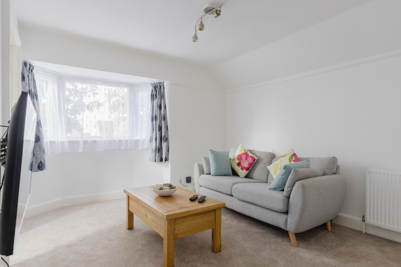 Charming 2-Bedroom Escape in Worthing in 10 The Glen, Worthing BN13 2AB, UK - Property image 4 - VivreStays