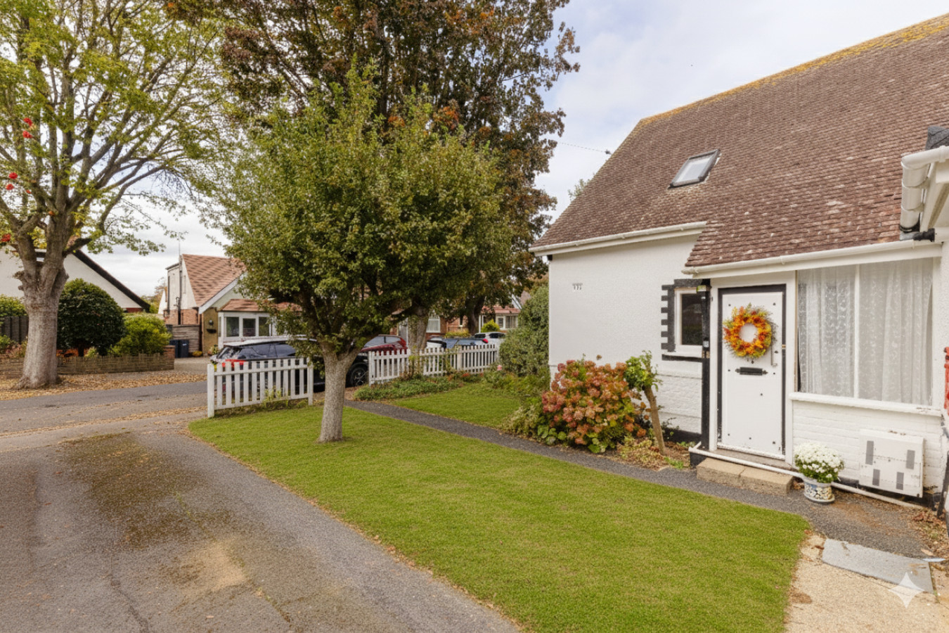 Charming 2-Bedroom Escape in Worthing in 10 The Glen, Worthing BN13 2AB, UK - Property image 2 - VivreStays