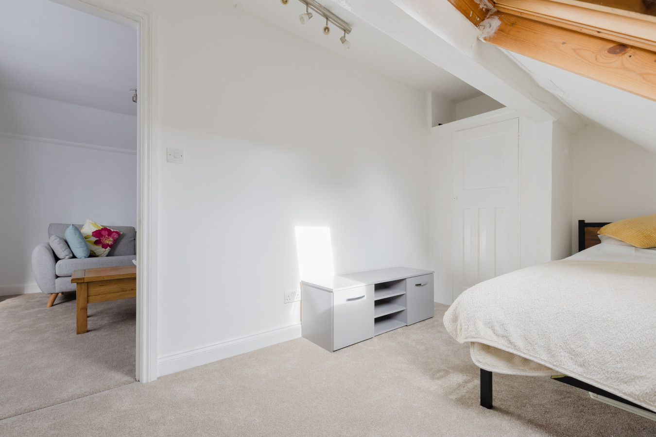 Charming 2-Bedroom Escape in Worthing in 10 The Glen, Worthing BN13 2AB, UK - Property image 11 - VivreStays