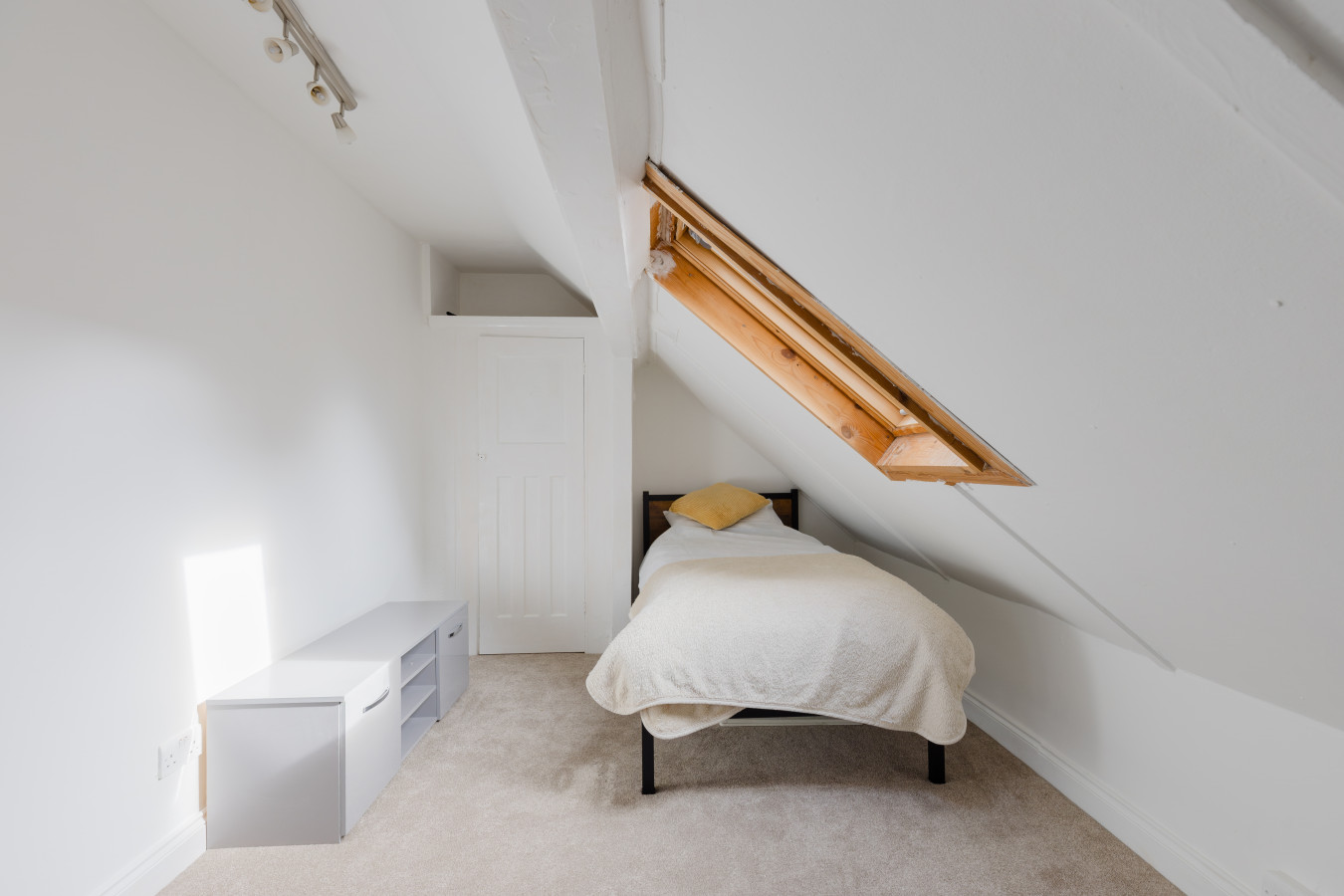 Charming 2-Bedroom Escape in Worthing in 10 The Glen, Worthing BN13 2AB, UK - Property image 10 - VivreStays