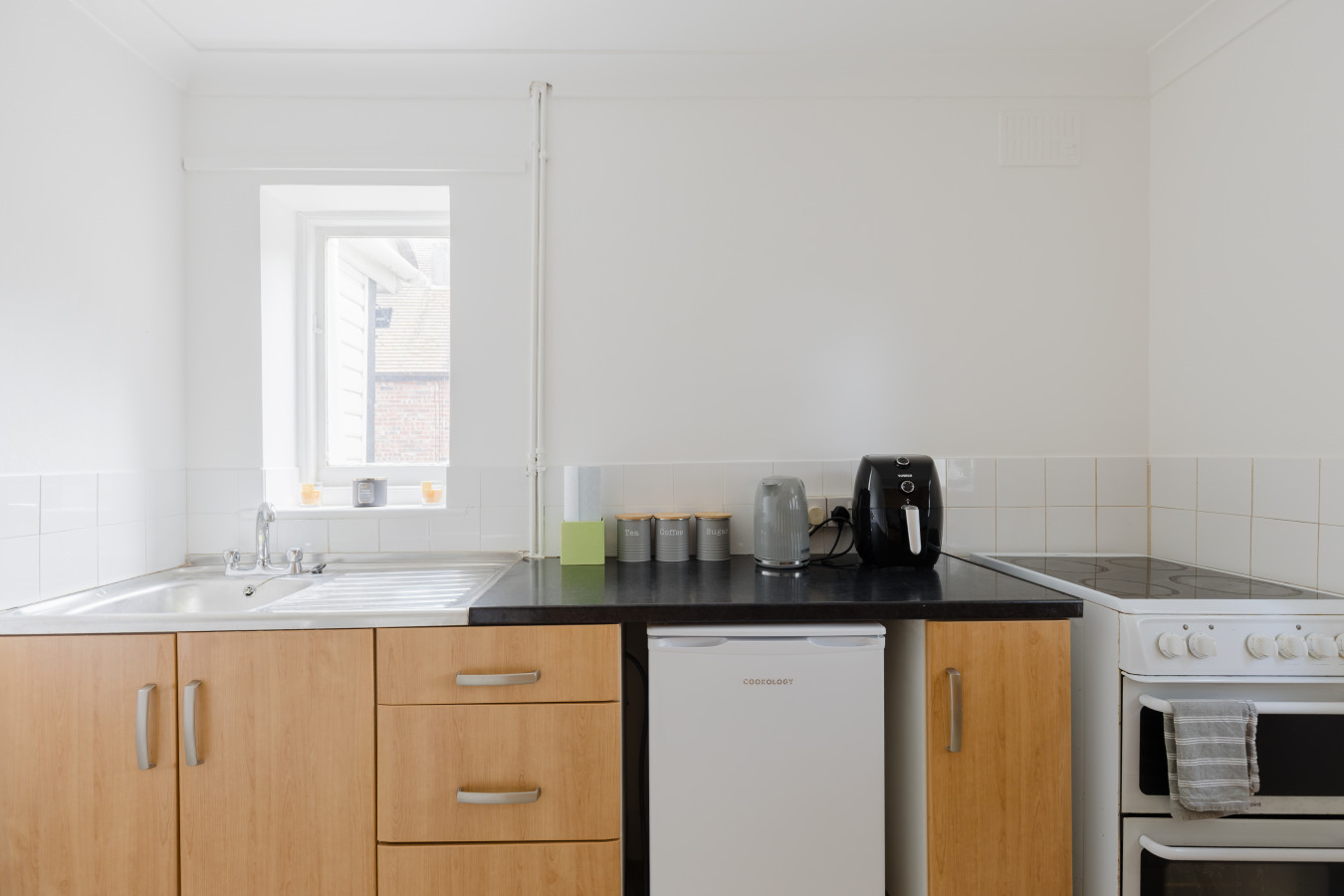 Charming 2-Bedroom Escape in Worthing in 10 The Glen, Worthing BN13 2AB, UK - Property image 14 - VivreStays