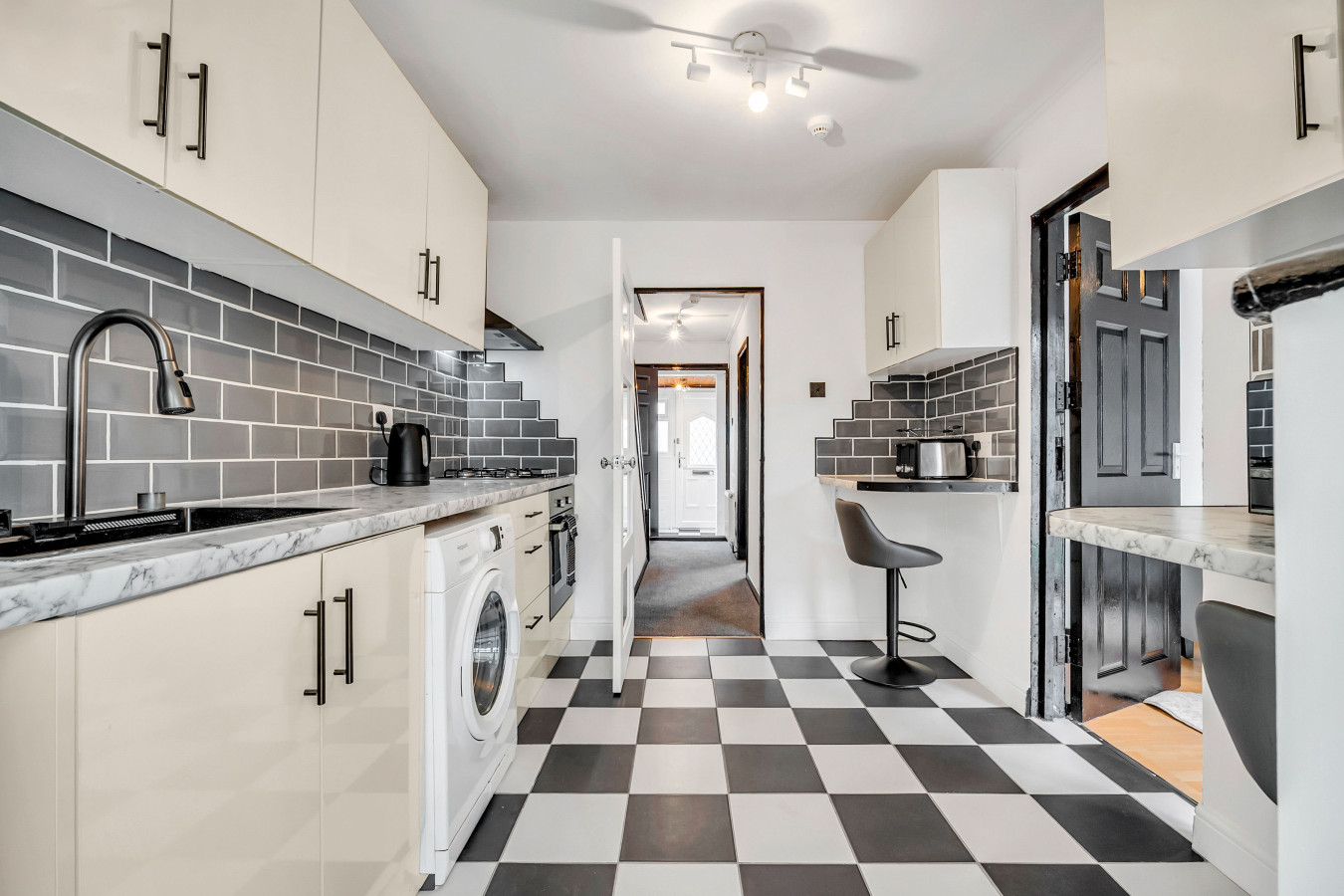 Spacious 4-Bedroom Haven in Orpington Retreat in 24 Hearns Rd, Orpington BR5 3NG, UK - Property image 4 - VivreStays