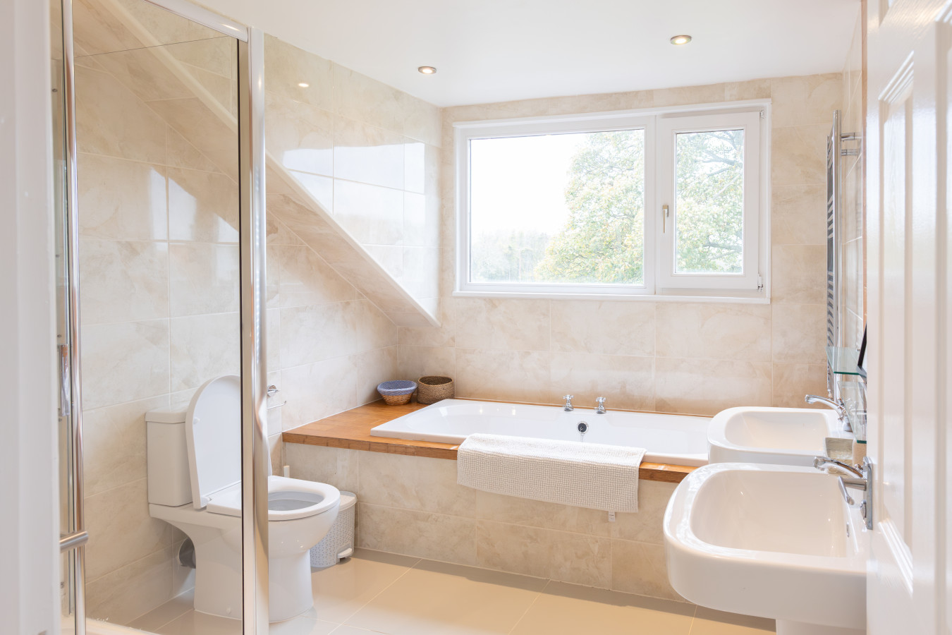 Grand 5BR Home in Market Harborough with Free Parking in 4 Harborough Rd, Dingley, Market Harborough LE16 8PH, UK - Property image 14 - VivreStays