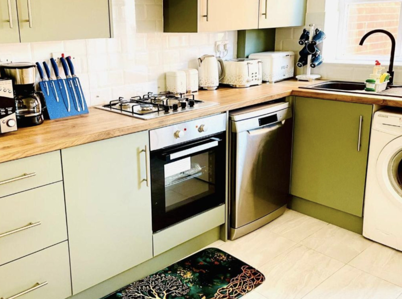 3-Bedroom Gem in Manchester with Free Parking in 26 Blanchard St, Hulme, Manchester M15 5PN, UK - Property image 7 - VivreStays
