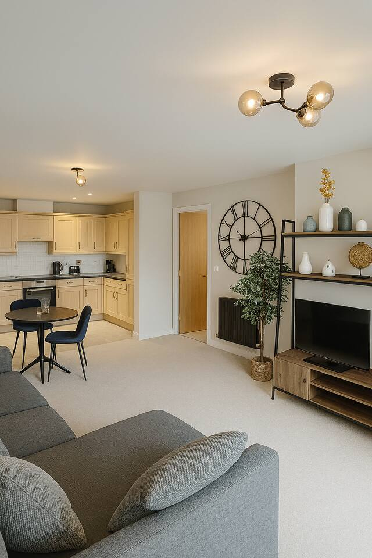 Contractor Stay Hatfield | Free Parking | Sleeps 4 in 215 Parkhouse Ct, Hatfield AL10 9RQ, United Kingdom - Property image 3 - VivreStays