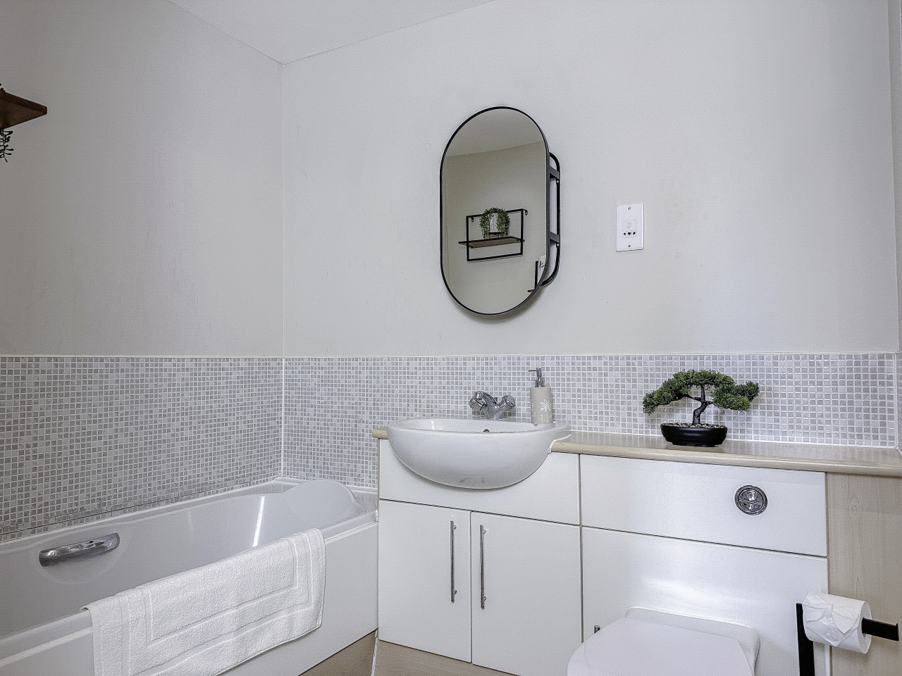 Contractor Stay Hatfield | Free Parking | Sleeps 4 in 215 Parkhouse Ct, Hatfield AL10 9RQ, United Kingdom - Property image 15 - VivreStays