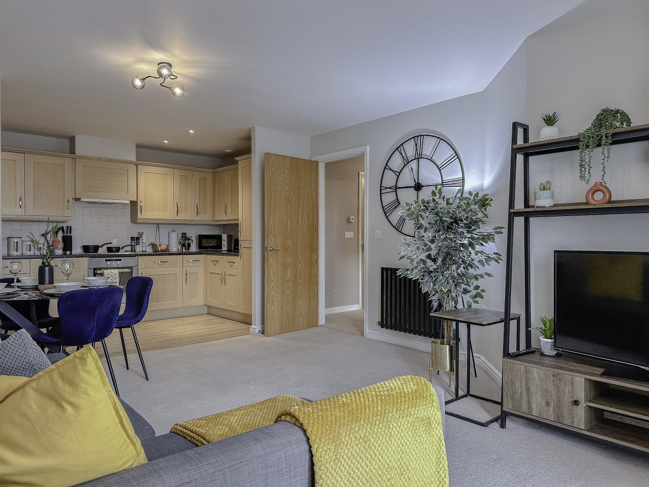 Contractor Stay Hatfield | Free Parking | Sleeps 4 in 215 Parkhouse Ct, Hatfield AL10 9RQ, United Kingdom - Property image 4 - VivreStays