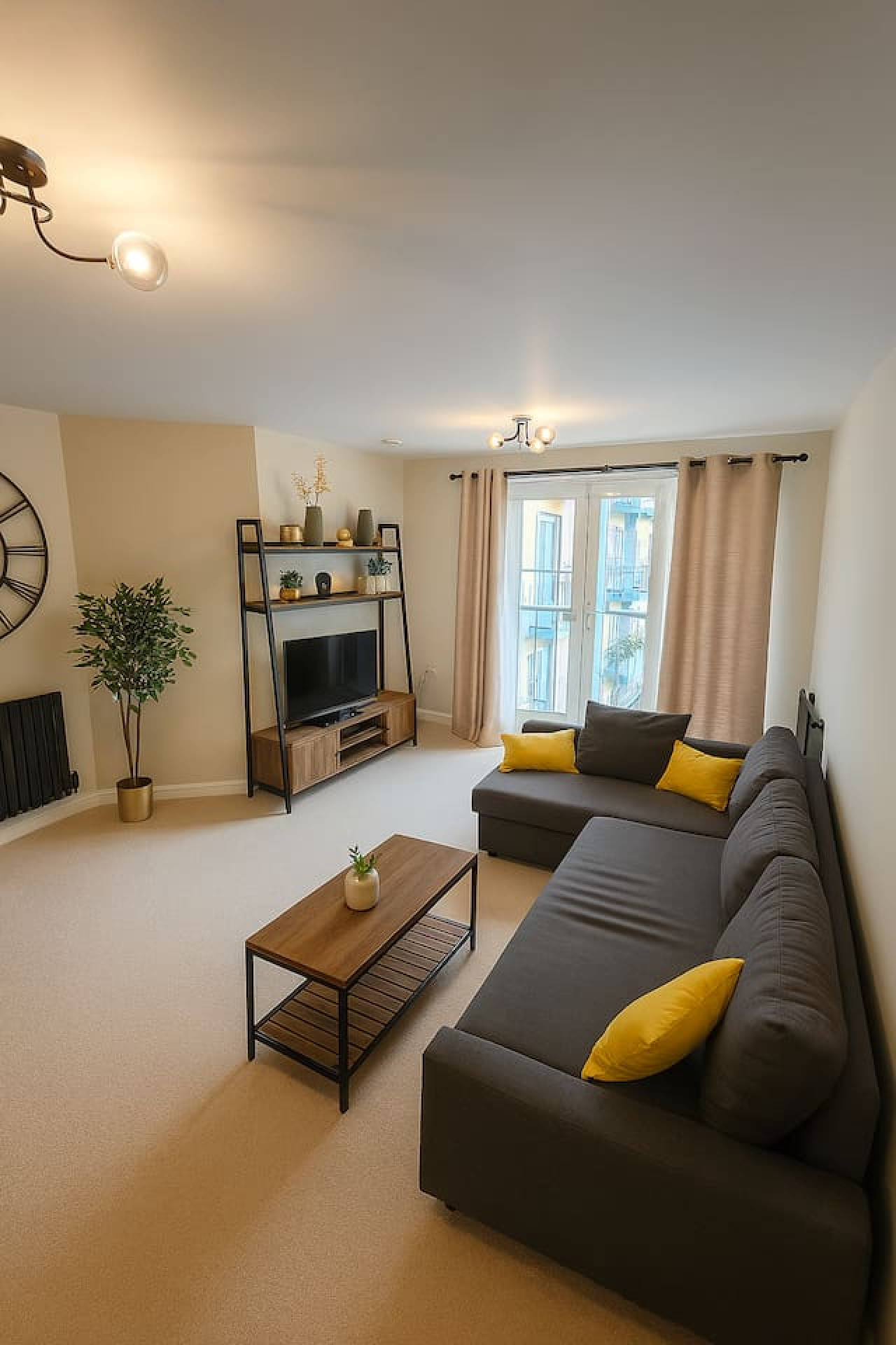 Contractor Stay Hatfield | Free Parking | Sleeps 4 in 215 Parkhouse Ct, Hatfield AL10 9RQ, United Kingdom - Property image 2 - VivreStays