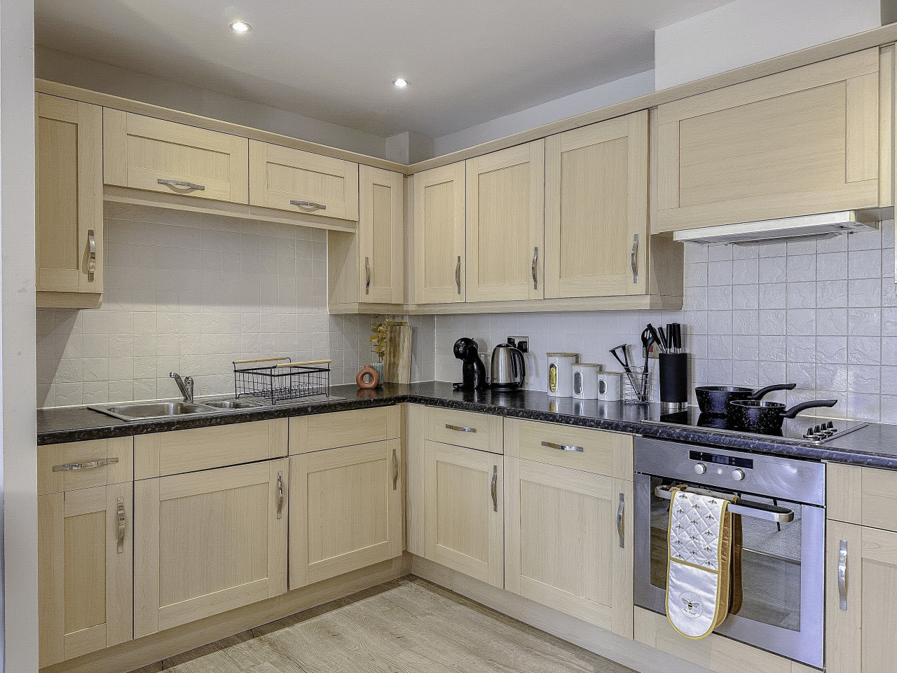 Contractor Stay Hatfield | Free Parking | Sleeps 4 in 215 Parkhouse Ct, Hatfield AL10 9RQ, United Kingdom - Property image 19 - VivreStays