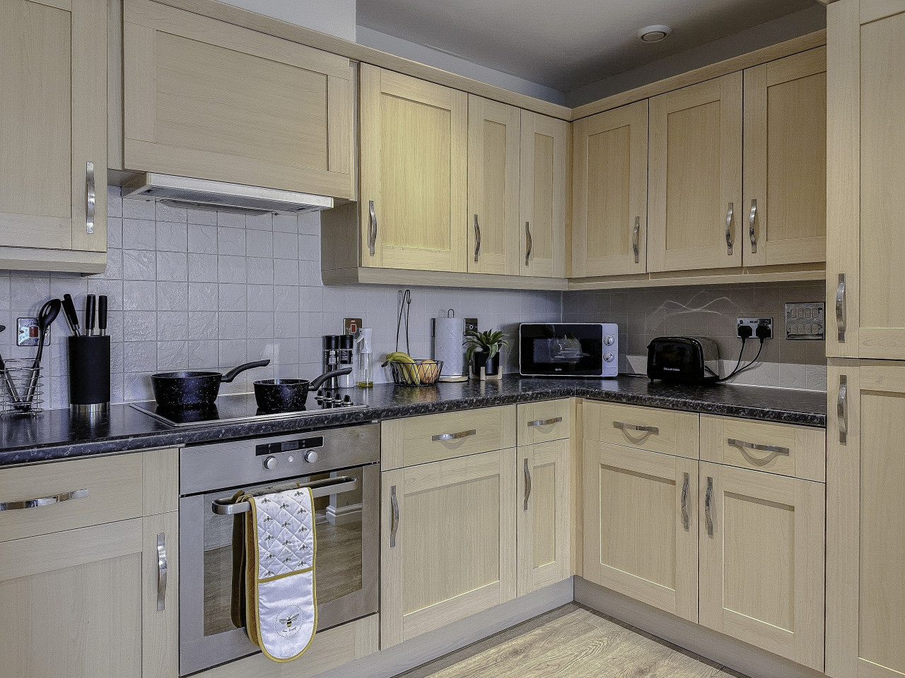 Contractor Stay Hatfield | Free Parking | Sleeps 4 in 215 Parkhouse Ct, Hatfield AL10 9RQ, United Kingdom - Property image 5 - VivreStays