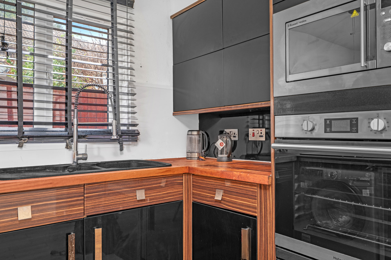 Cozy 1-Bed Flat in Croydon Sleeps 4 - Free Parking in 4 Goodhew Rd, Croydon CR0 6JX, UK - Property image 12 - VivreStays