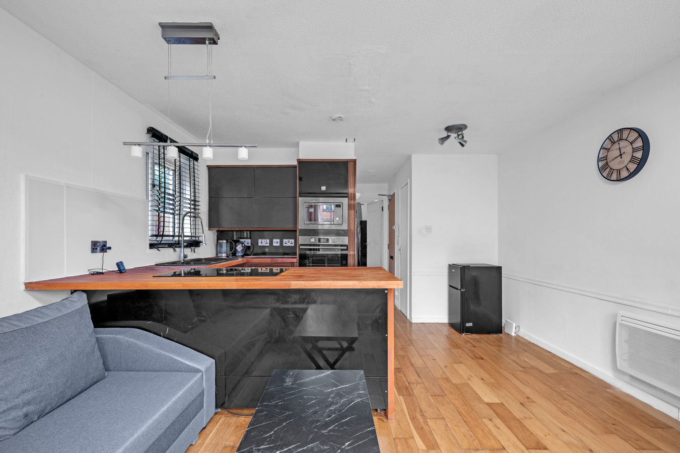 Cozy 1-Bed Flat in Croydon Sleeps 4 - Free Parking in 4 Goodhew Rd, Croydon CR0 6JX, UK - Property image 6 - VivreStays
