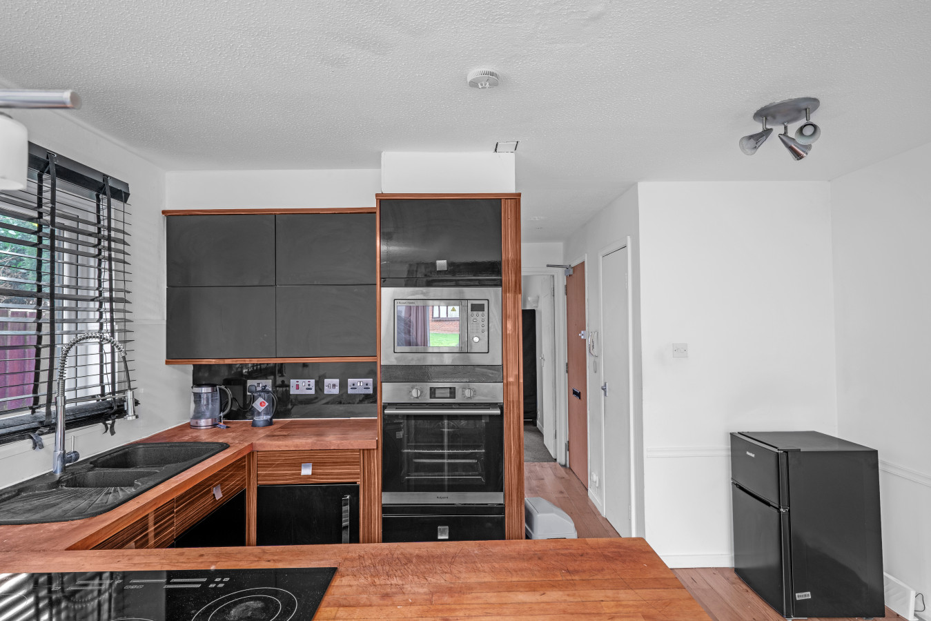 Cozy 1-Bed Flat in Croydon Sleeps 4 - Free Parking in 4 Goodhew Rd, Croydon CR0 6JX, UK - Property image 11 - VivreStays