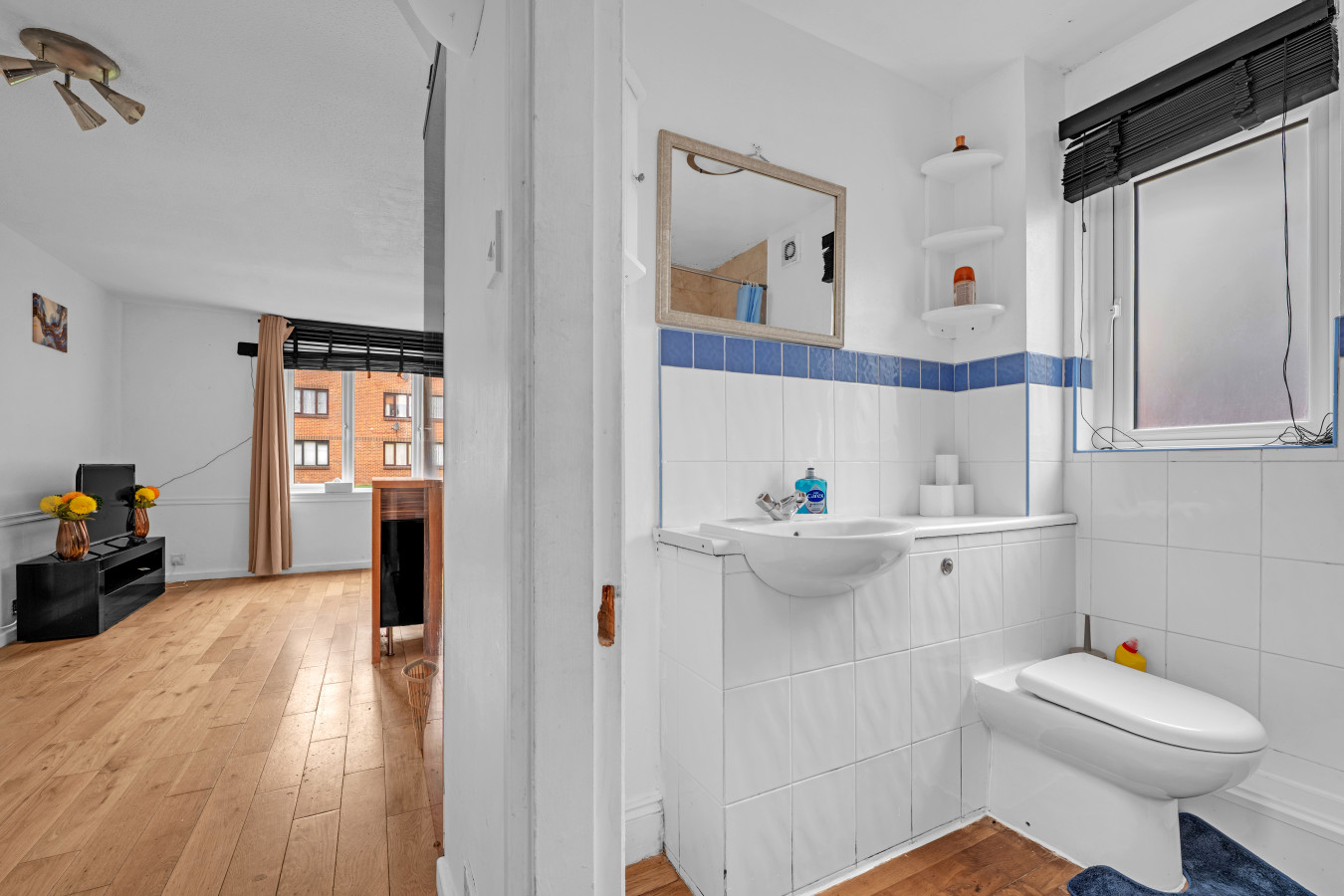 Cozy 1-Bed Flat in Croydon Sleeps 4 - Free Parking in 4 Goodhew Rd, Croydon CR0 6JX, UK - Property image 5 - VivreStays