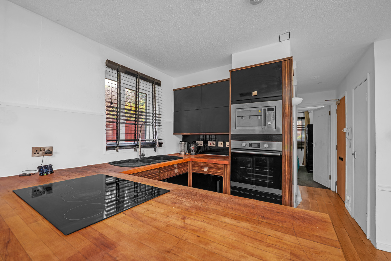 Cozy 1-Bed Flat in Croydon Sleeps 4 - Free Parking in 4 Goodhew Rd, Croydon CR0 6JX, UK - Property image 3 - VivreStays