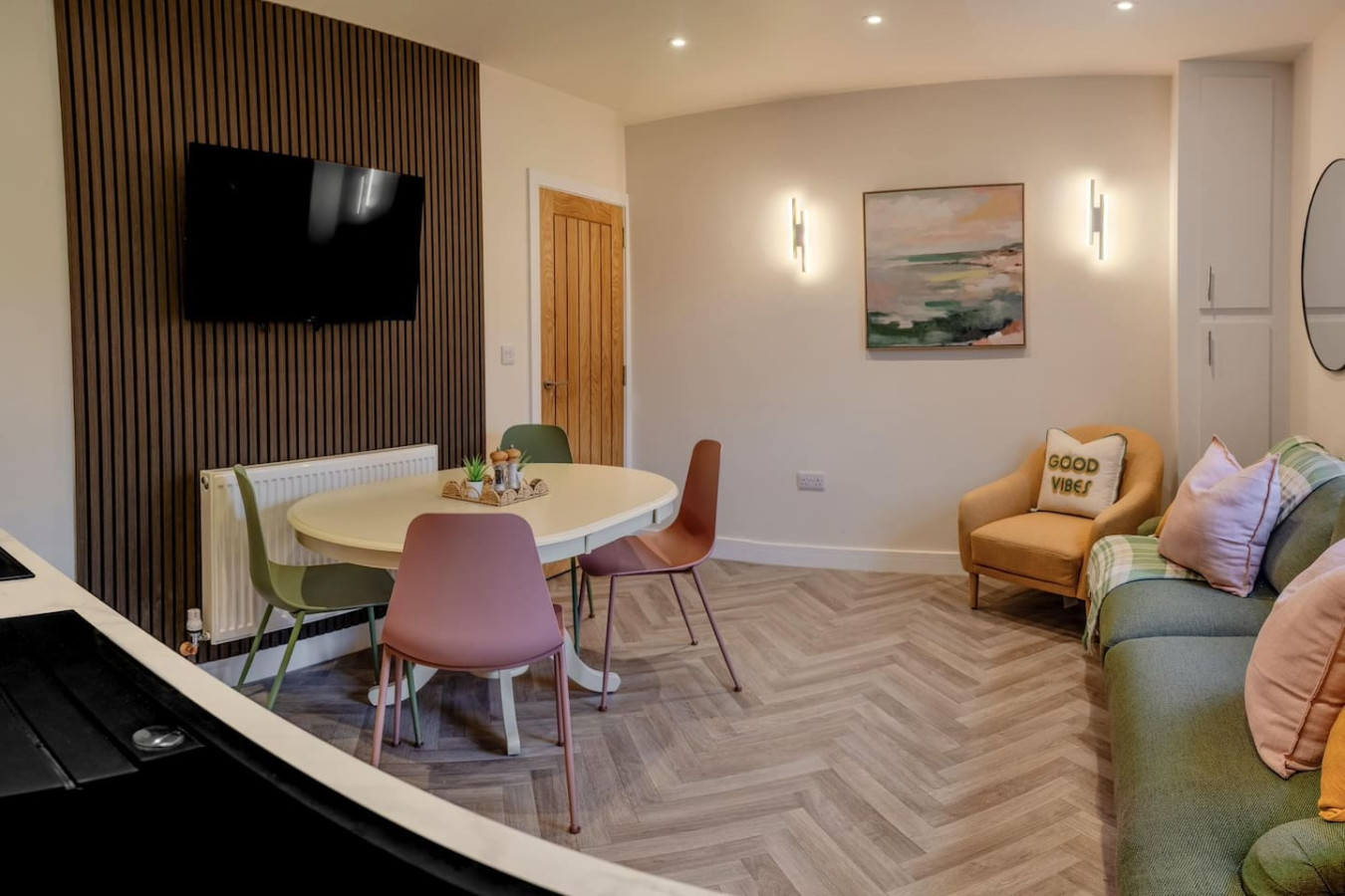 Modern 3BR Flat in Central Plymouth Free Parking Sleeps 6 in Flat 1, 18 Buckwell St, Plymouth PL1 2DA, UK - Property image 2 - VivreStays