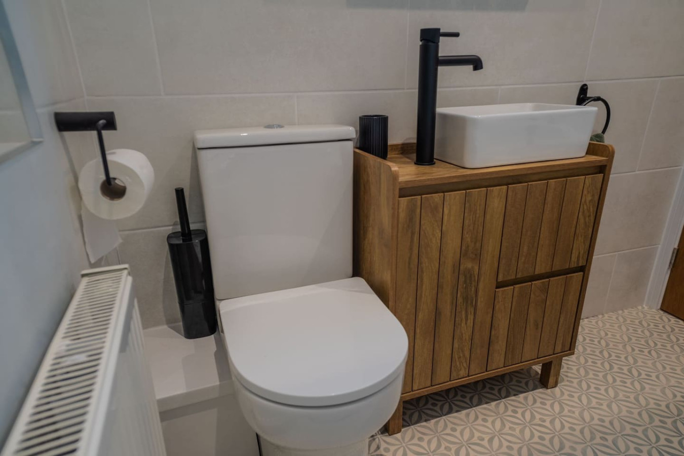 Modern 3BR Flat in Central Plymouth Free Parking Sleeps 6 in Flat 1, 18 Buckwell St, Plymouth PL1 2DA, UK - Property image 9 - VivreStays