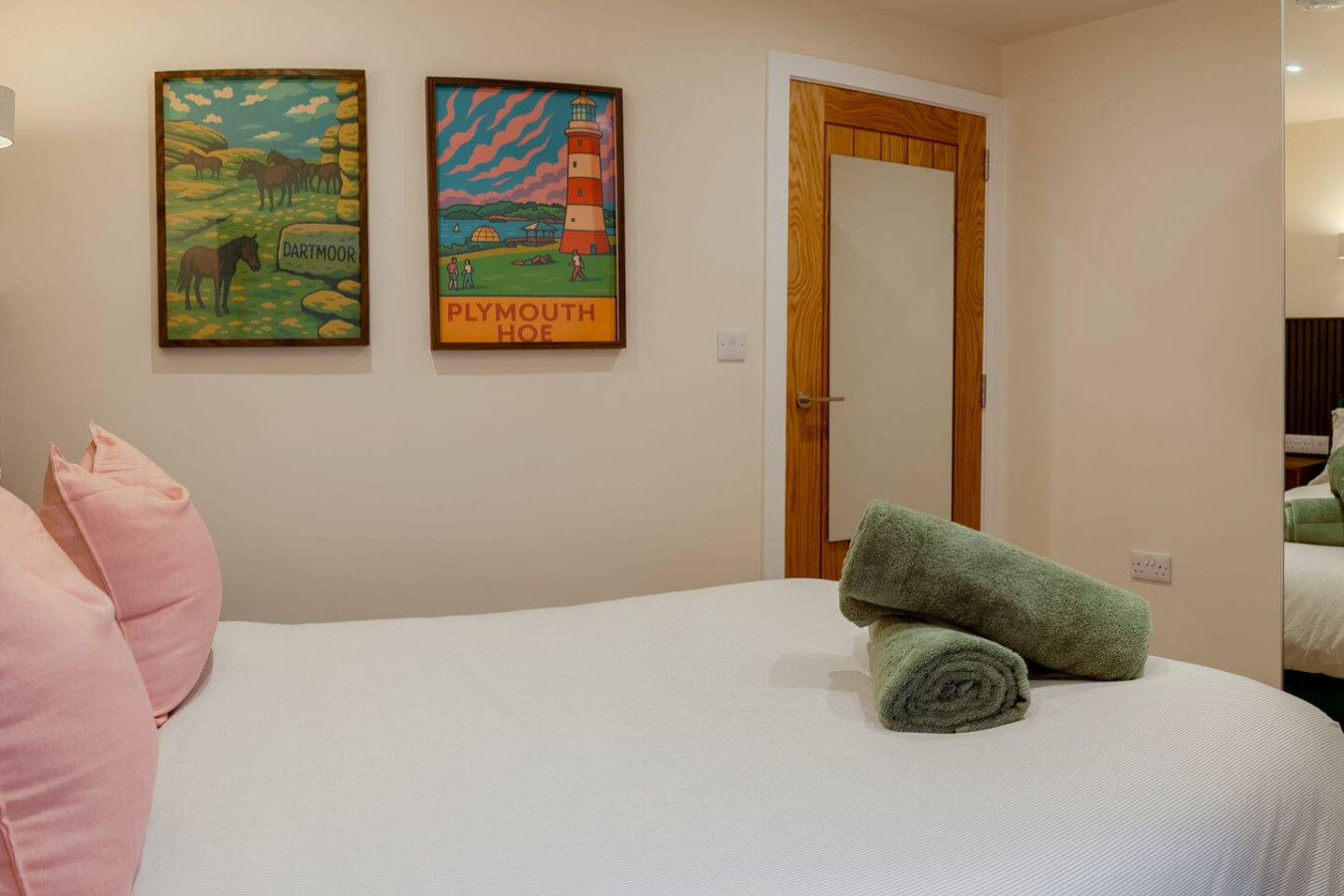 Modern 3BR Flat in Central Plymouth Free Parking Sleeps 6 in Flat 1, 18 Buckwell St, Plymouth PL1 2DA, UK - Property image 12 - VivreStays