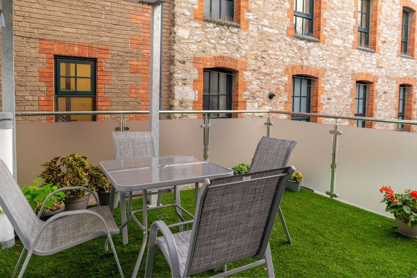 Modern 3BR Flat in Central Plymouth Free Parking Sleeps 6 in Flat 1, 18 Buckwell St, Plymouth PL1 2DA, UK - Property image 6 - VivreStays