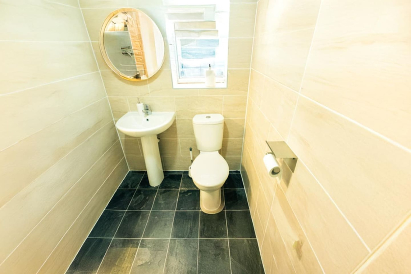 Cozy 2BR Flat Near Cardiff City Centre | Stadium| Shops | Uni in 80 City Rd, Cardiff CF24 3DD, UK - Property image 18 - VivreStays