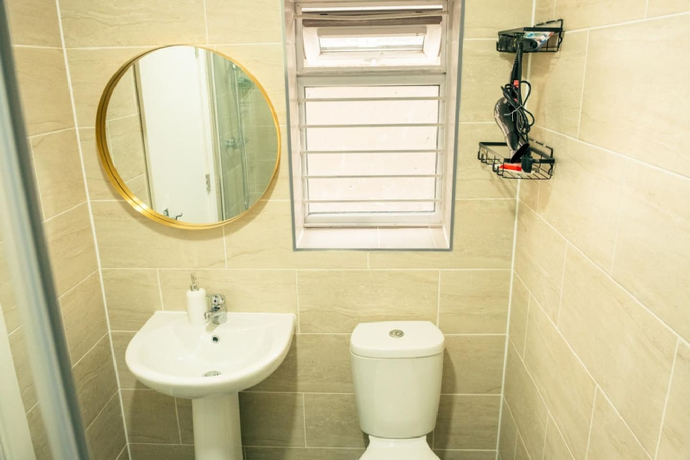 Cozy 2BR Flat Near Cardiff City Centre | Stadium| Shops | Uni in 80 City Rd, Cardiff CF24 3DD, UK - Property image 17 - VivreStays