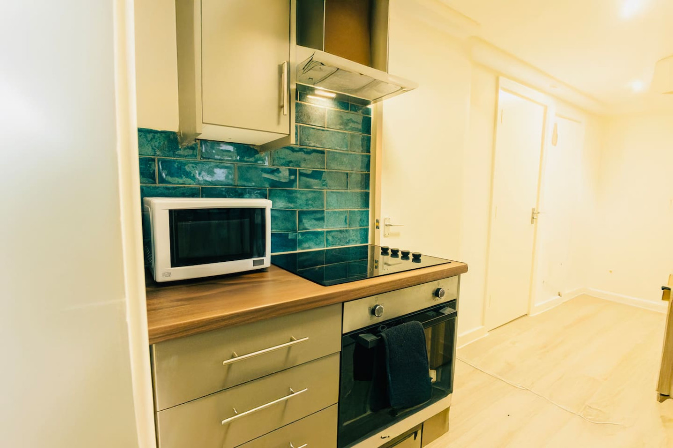 Cozy 2BR Flat Near Cardiff City Centre | Stadium| Shops | Uni in 80 City Rd, Cardiff CF24 3DD, UK - Property image 12 - VivreStays