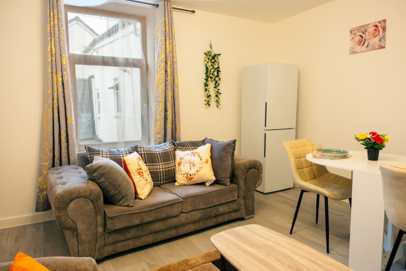 Cozy 2BR Flat Near Cardiff City Centre | Stadium| Shops | Uni in 80 City Rd, Cardiff CF24 3DD, UK - Property image 3 - VivreStays