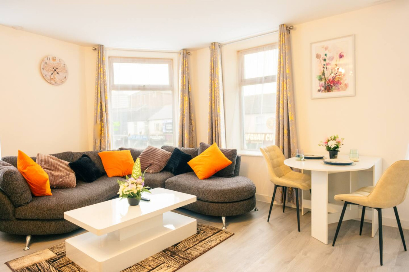 Stylish 3-Bed Flat Near Cardiff City Centre & Uni in 80 City Rd, Cardiff CF24 3DD, UK - Property image 11 - VivreStays