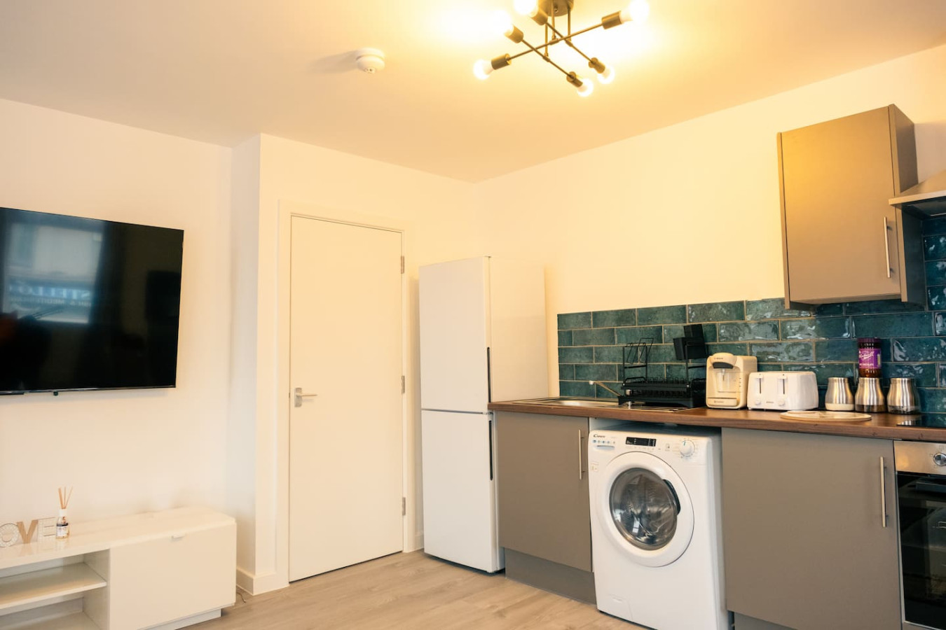 Stylish 3-Bed Flat Near Cardiff City Centre & Uni in 80 City Rd, Cardiff CF24 3DD, UK - Property image 9 - VivreStays